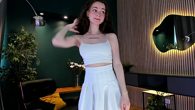 Curly Moon online show from June 2026 02:07:01 PM