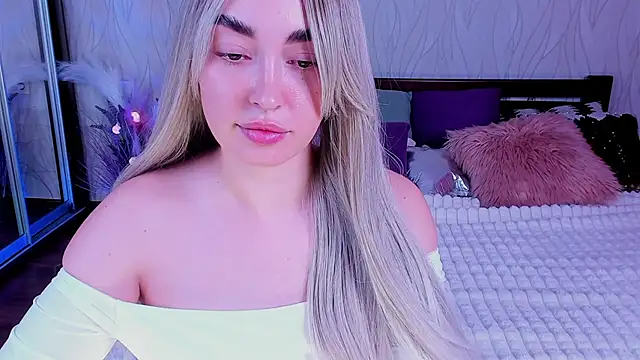 Snapshot of Miss_Elia chatting on December 2024 08:21:02 PM Miss Elia online show from December 2024 08:21:02 PM