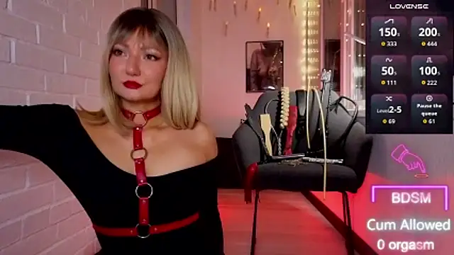 Snapshot of Sandralawrence chatting on October 2025 09:28:02 PM Sandralawrence online show from October 2025 09:28:02 PM