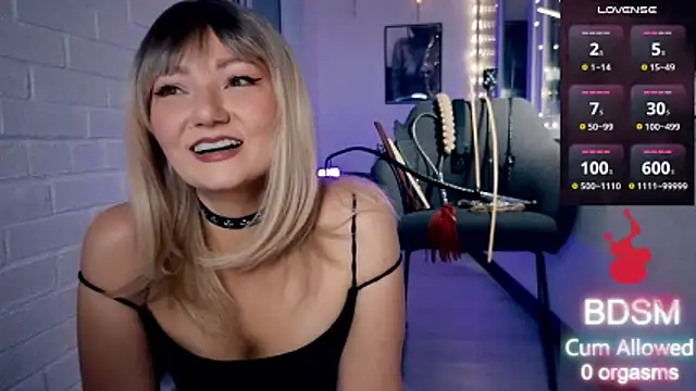 Snapshot of Sandralawrence chatting on November 2025 09:15:01 PM Sandralawrence online show from November 2025 09:15:01 PM