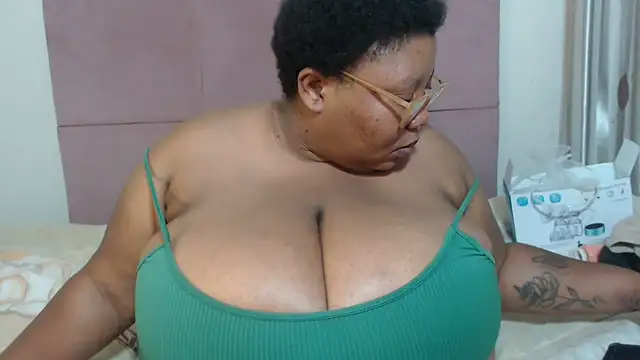 Snapshot of DAIRYBELLELIZxx chatting on December 2024 05:21:02 PM DAIRYBELLELIZxx online show from December 2024 05:21:02 PM