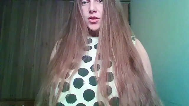 Evasapples online show from April 2026 08:17:01 PM