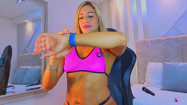 Tayra Pradit online show from March 2026 06:58:02 PM