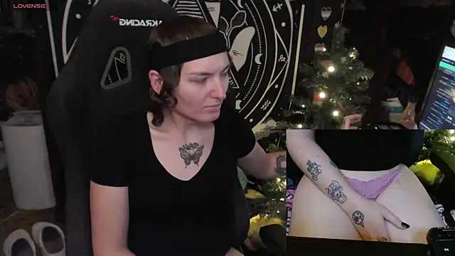 Snapshot of BrandiWRLD_999 chatting on January 2025 12:33:01 AM BrandiWRLD 999 online show from January 2025 12:33:01 AM