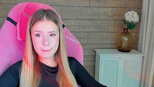 Snapshot of MilanaBalmain chatting on September 2025 04:07:01 AM MilanaBalmain online show from September 2025 04:07:01 AM