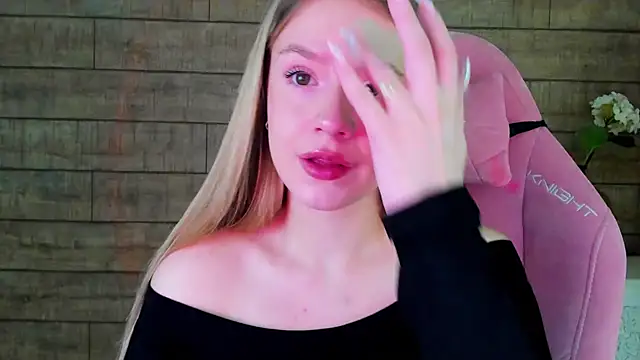 Snapshot of MilanaBalmain chatting on October 2025 04:37:01 AM MilanaBalmain online show from October 2025 04:37:01 AM