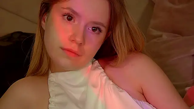 Snapshot of MilanaBalmain chatting on November 2025 04:40:02 PM MilanaBalmain online show from November 2025 04:40:02 PM