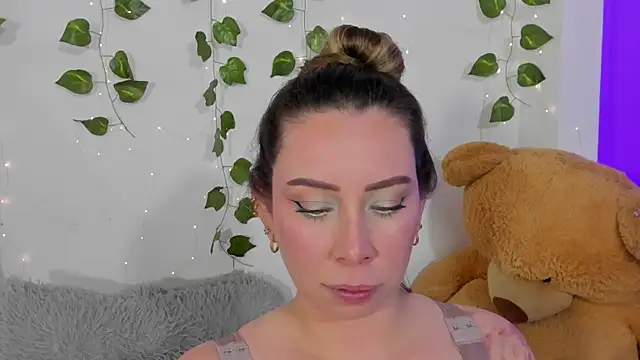 JanneKim online show from November 2025 04:28:01 PM