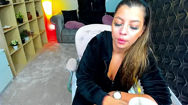 nicolee   19 online show from January 2025 10:34:01 PM