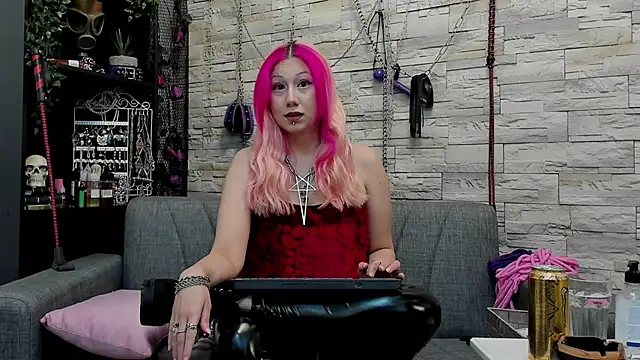 Snapshot of CruelMistress chatting on December 2024 01:05:01 AM CruelMistress online show from December 2024 01:05:01 AM