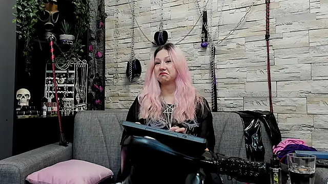 Snapshot of CruelMistress chatting on March 2025 02:27:01 AM CruelMistress online show from March 2025 02:27:01 AM