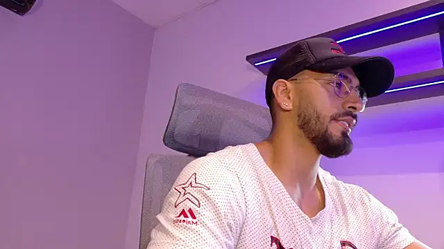 Snapshot of tony_muscle chatting on April 2026 10:22:02 AM tony muscle online show from April 2026 10:22:02 AM