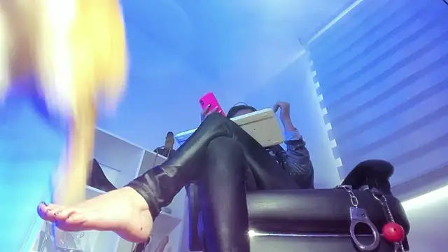 charlotte joliedart online show from October 2025 08:09:02 PM