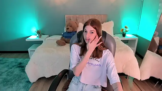 Nora Vennucci online show from October 2025 07:00:01 PM