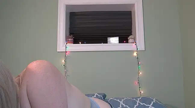 Snapshot of SummerLovingXoXo chatting on December 2024 10:34:01 PM SummerLovingXoXo online show from December 2024 10:34:01 PM