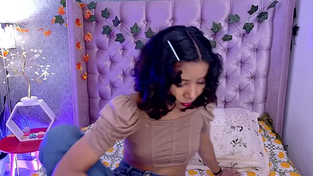 Akane Uwu online show from November 2025 03:35:01 PM