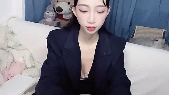 Snapshot of Lili-2 chatting on November 2025 04:18:02 PM Lili-2 online show from November 2025 04:18:02 PM