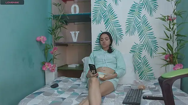 Mia-kalinfa online show from December 2024 01:30:02 PM