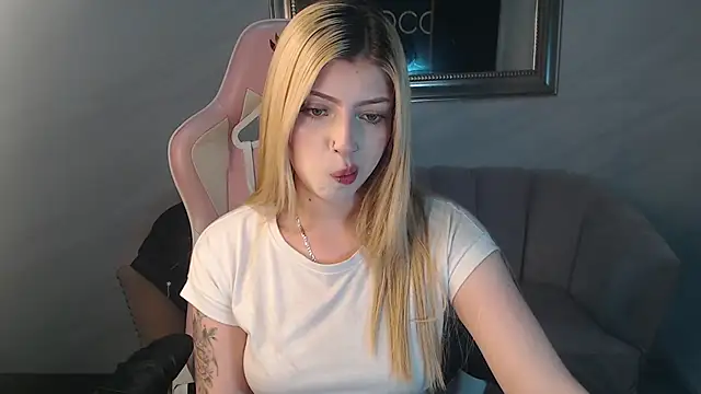 Snapshot of Kitty_fox_b chatting on January 2025 06:49:01 PM Kitty fox b online show from January 2025 06:49:01 PM