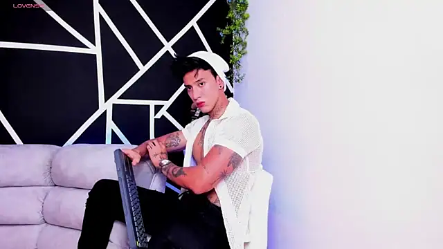 JUSTIN FULLER1 online show from February 2025 11:31:01 PM