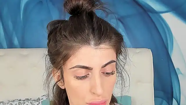 Snapshot of SkinnyDolly chatting on October 2025 02:00:01 AM SkinnyDolly online show from October 2025 02:00:01 AM