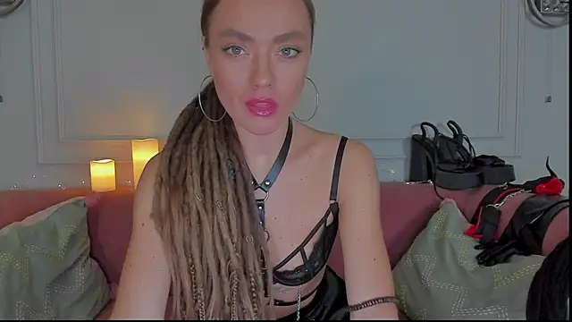 Snapshot of KellyFouler chatting on February 2025 01:57:01 PM KellyFouler online show from February 2025 01:57:01 PM