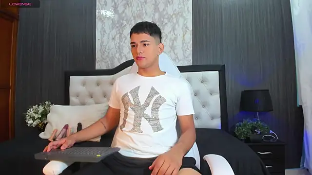 Snapshot of ander_deimond_ chatting on January 2025 01:14:02 PM ander deimond online show from January 2025 01:14:02 PM