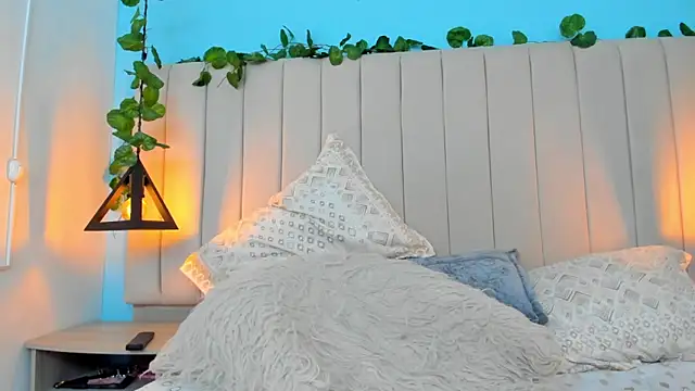 Snapshot of JulianaWaldo chatting on December 2024 04:38:01 PM JulianaWaldo online show from December 2024 04:38:01 PM