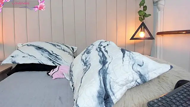 Snapshot of JulianaWaldo chatting on January 2025 04:24:01 PM JulianaWaldo online show from January 2025 04:24:01 PM