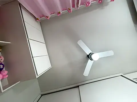 lariic online show from September 2025 01:43:01 AM