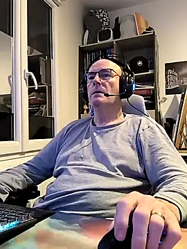 Snapshot of bogland33 chatting on February 2025 12:24:01 AM bogland33 online show from February 2025 12:24:01 AM