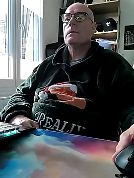Snapshot of bogland33 chatting on March 2025 04:14:01 PM bogland33 online show from March 2025 04:14:01 PM