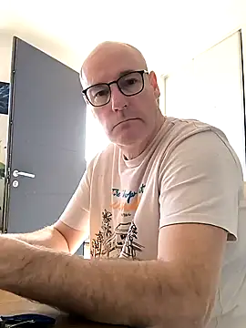 Snapshot of bogland33 chatting on March 2025 02:45:01 PM bogland33 online show from March 2025 02:45:01 PM