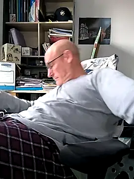 Snapshot of bogland33 chatting on March 2025 03:58:02 PM bogland33 online show from March 2025 03:58:02 PM