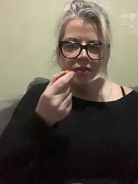 Snapshot of curvy-Ruby-Uk chatting on December 2024 03:24:02 PM curvy-Ruby-Uk online show from December 2024 03:24:02 PM