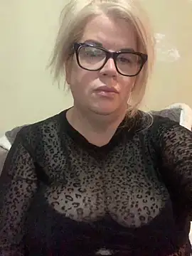 Snapshot of curvy-Ruby-Uk chatting on February 2025 10:13:01 PM curvy-Ruby-Uk online show from February 2025 10:13:01 PM