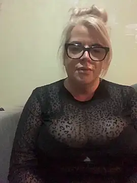 Snapshot of curvy-Ruby-Uk chatting on February 2025 10:39:01 PM curvy-Ruby-Uk online show from February 2025 10:39:01 PM