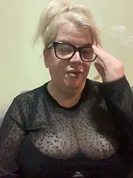 Snapshot of curvy-Ruby-Uk chatting on February 2025 08:23:02 PM curvy-Ruby-Uk online show from February 2025 08:23:02 PM