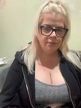 Snapshot of curvy-Ruby-Uk chatting on February 2025 03:10:01 PM curvy-Ruby-Uk online show from February 2025 03:10:01 PM