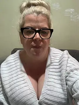 Snapshot of curvy-Ruby-Uk chatting on February 2025 04:46:02 PM curvy-Ruby-Uk online show from February 2025 04:46:02 PM