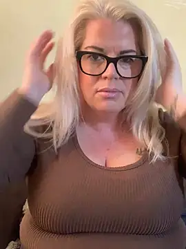 Snapshot of curvy-Ruby-Uk chatting on February 2025 03:53:01 PM curvy-Ruby-Uk online show from February 2025 03:53:01 PM