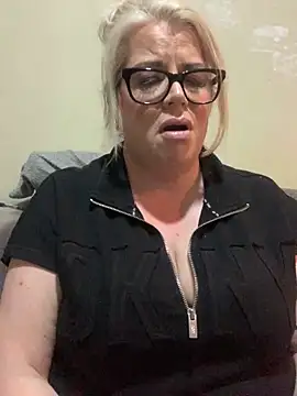 Snapshot of curvy-Ruby-Uk chatting on February 2025 09:33:02 PM curvy-Ruby-Uk online show from February 2025 09:33:02 PM