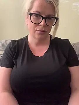 Snapshot of curvy-Ruby-Uk chatting on March 2025 01:52:02 PM curvy-Ruby-Uk online show from March 2025 01:52:02 PM