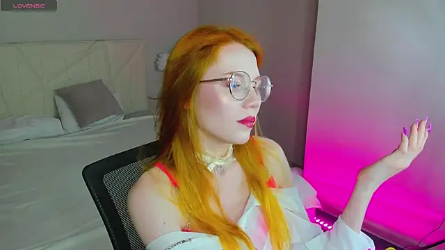 Esme Runn online show from September 2025 12:00:02 AM