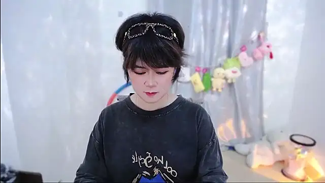 Snapshot of Fan_ting chatting on November 2025 02:30:01 PM Fan ting online show from November 2025 02:30:01 PM