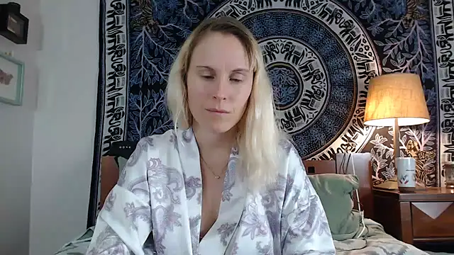 Snapshot of Cutikatxoxo chatting on January 2025 02:04:02 AM Cutikatxoxo online show from January 2025 02:04:02 AM