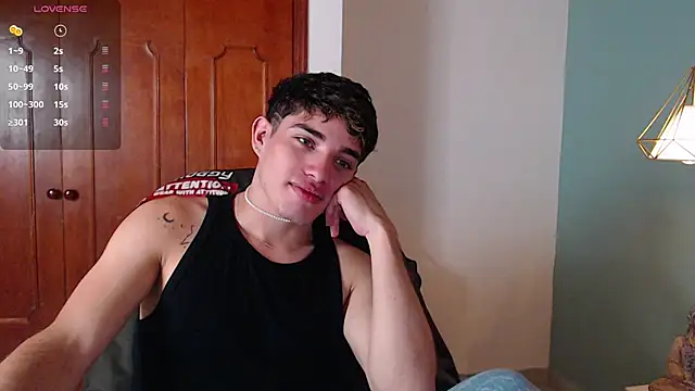 AlejooTwink online show from December 2024 07:03:02 PM