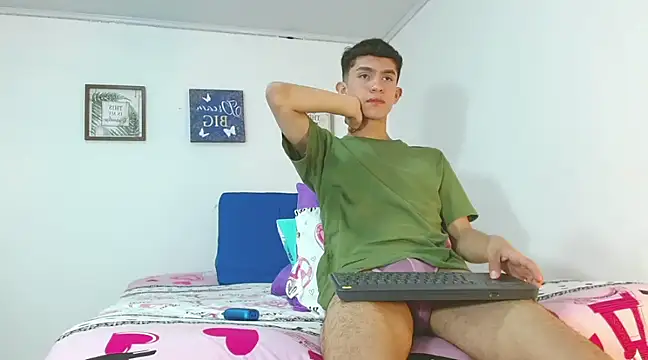 Snapshot of Noah_tyler_ chatting on December 2024 11:05:01 PM Noah tyler  online show from December 2024 11:05:01 PM
