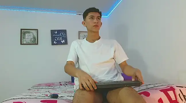 Snapshot of Noah_tyler_ chatting on December 2024 09:25:02 PM Noah tyler  online show from December 2024 09:25:02 PM