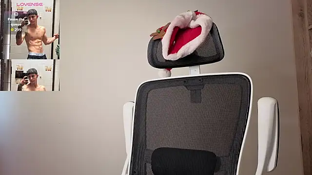 Cristopher23  online show from December 2025 01:17:04 PM